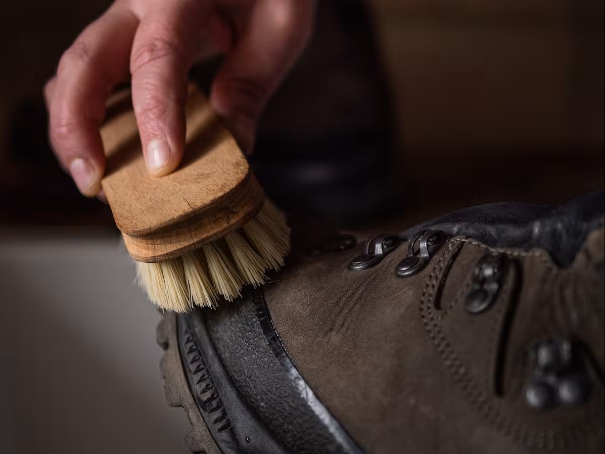 Bergschuh mit Bürste reinigen